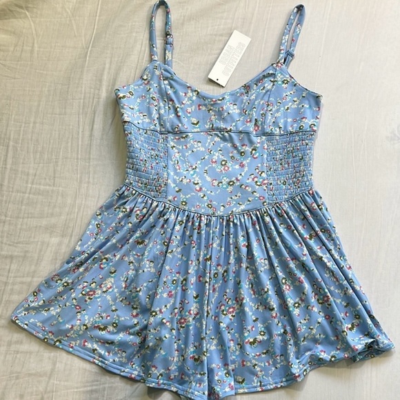 NEW cute floral romper - Picture 5 of 9
